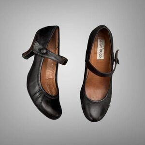 Steve Madden Black Leather Flats